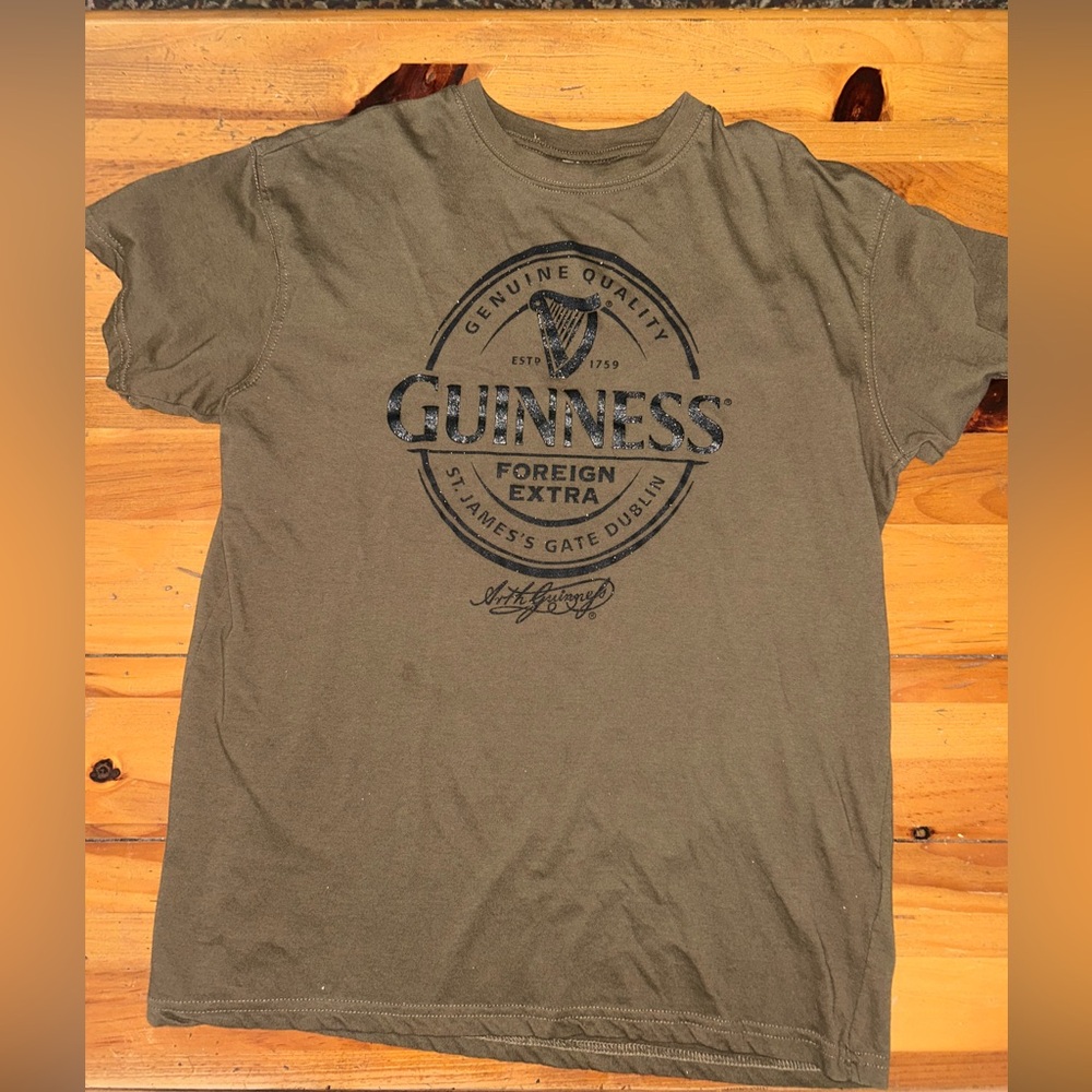 Guinness Men’s Army Green and Black Relaxed Fit T-Shirt. Size Medium.